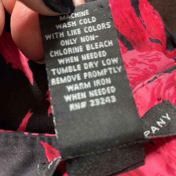 New York & Company Red & Black Bubble Hem Skirt with Floral Print in Size 4 - Picture 5 of 11